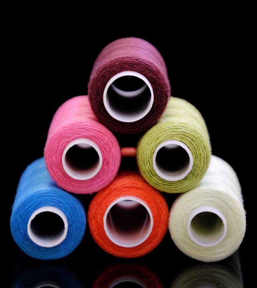 Carretes de hilo de colores apilados