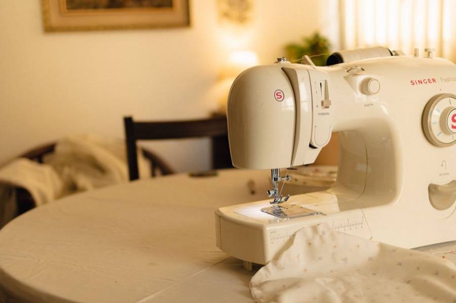 Máquina de coser blanca sobre una mesa