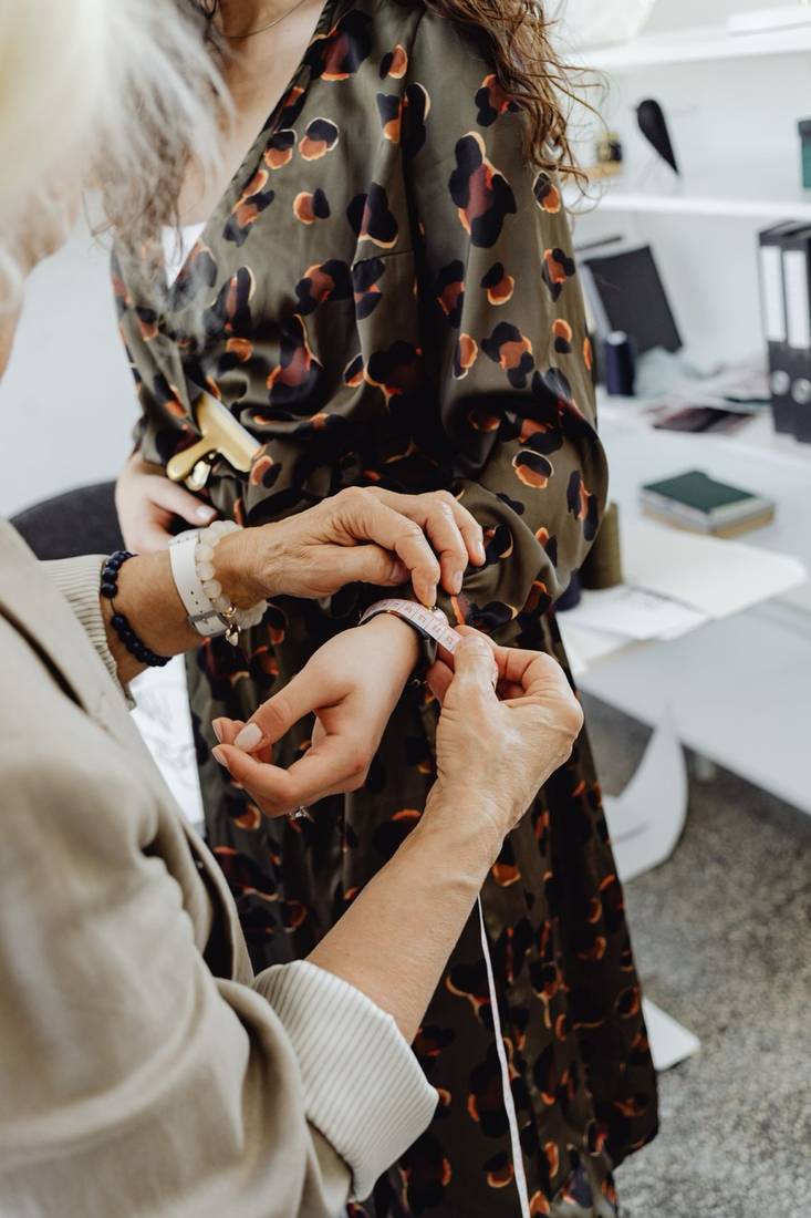 Toma de medidas para un vestido a la medida