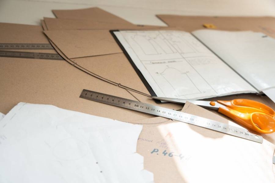 Patrones de papel, reglas y tijeras sobre la mesa