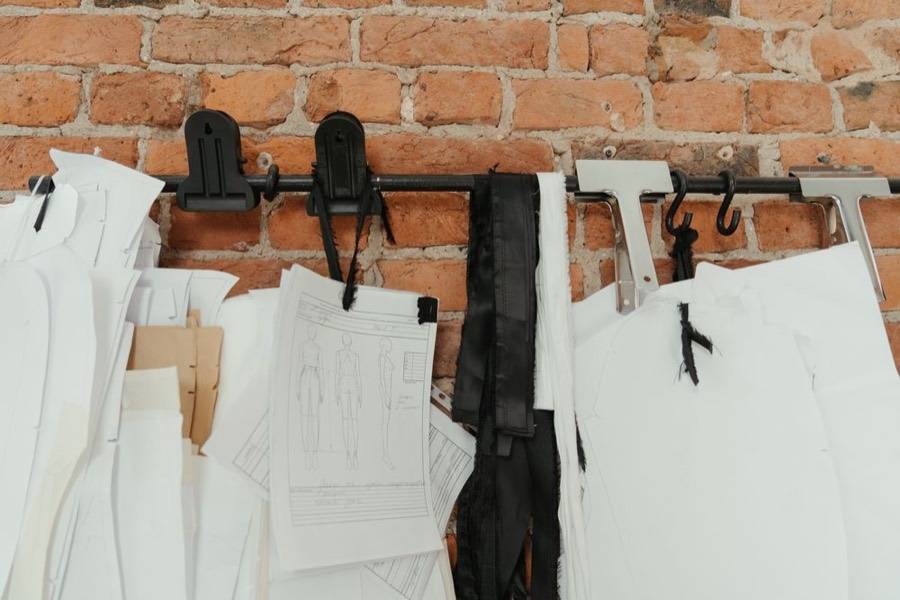 Patrones de papel y telas colgados en la pared